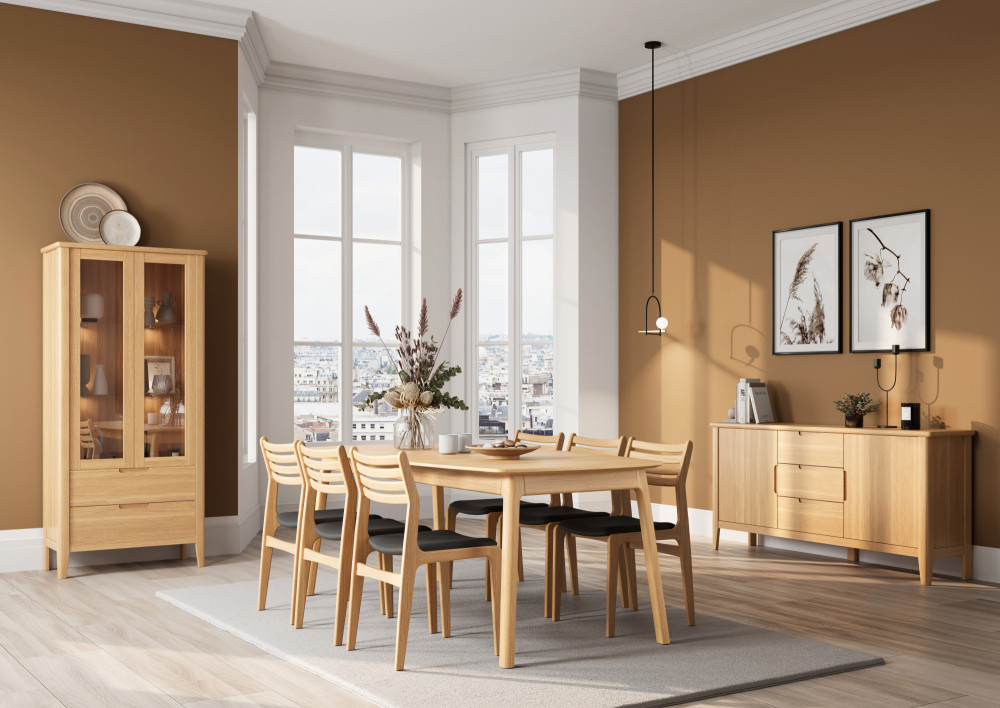 Esszimmer mit Holztisch, sechs Stühlen, Vitrine und Sideboard vor brauner Wand