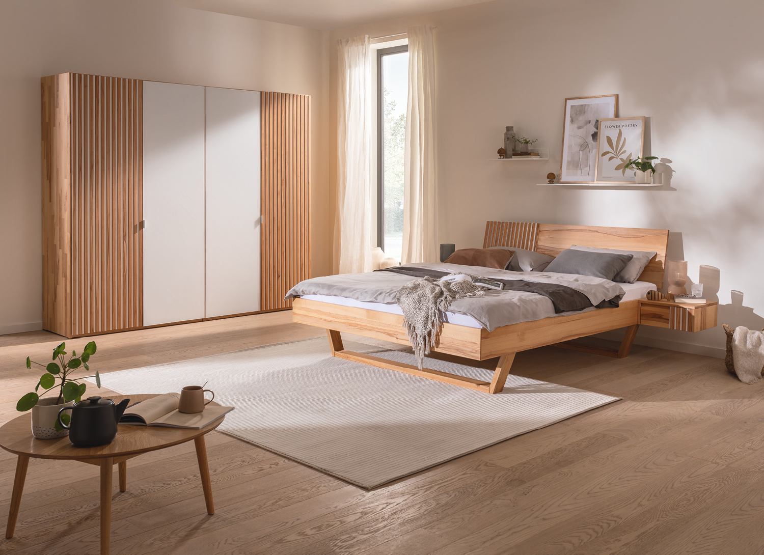 Schlafzimmer mit Holzbett, Kleiderschrank, Nachttisch, Teppich und kleinem Holztisch