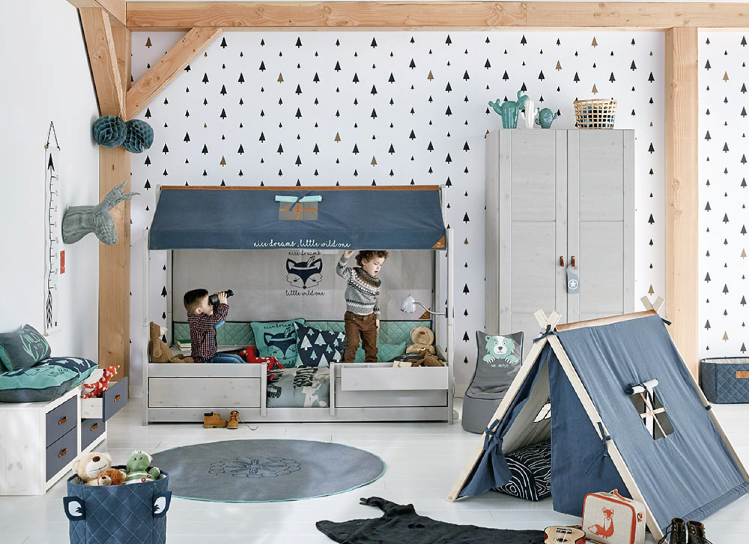 Kinderzimmer mit Hausbett, Zelt, Kleiderschrank, runder Matte und gemusterter Wand