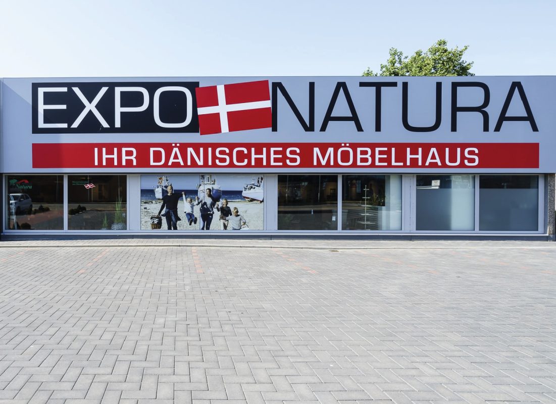 Gebäudefassade mit großem Schriftzug EXPO NATURA und Text Ihr dänisches Möbelhaus