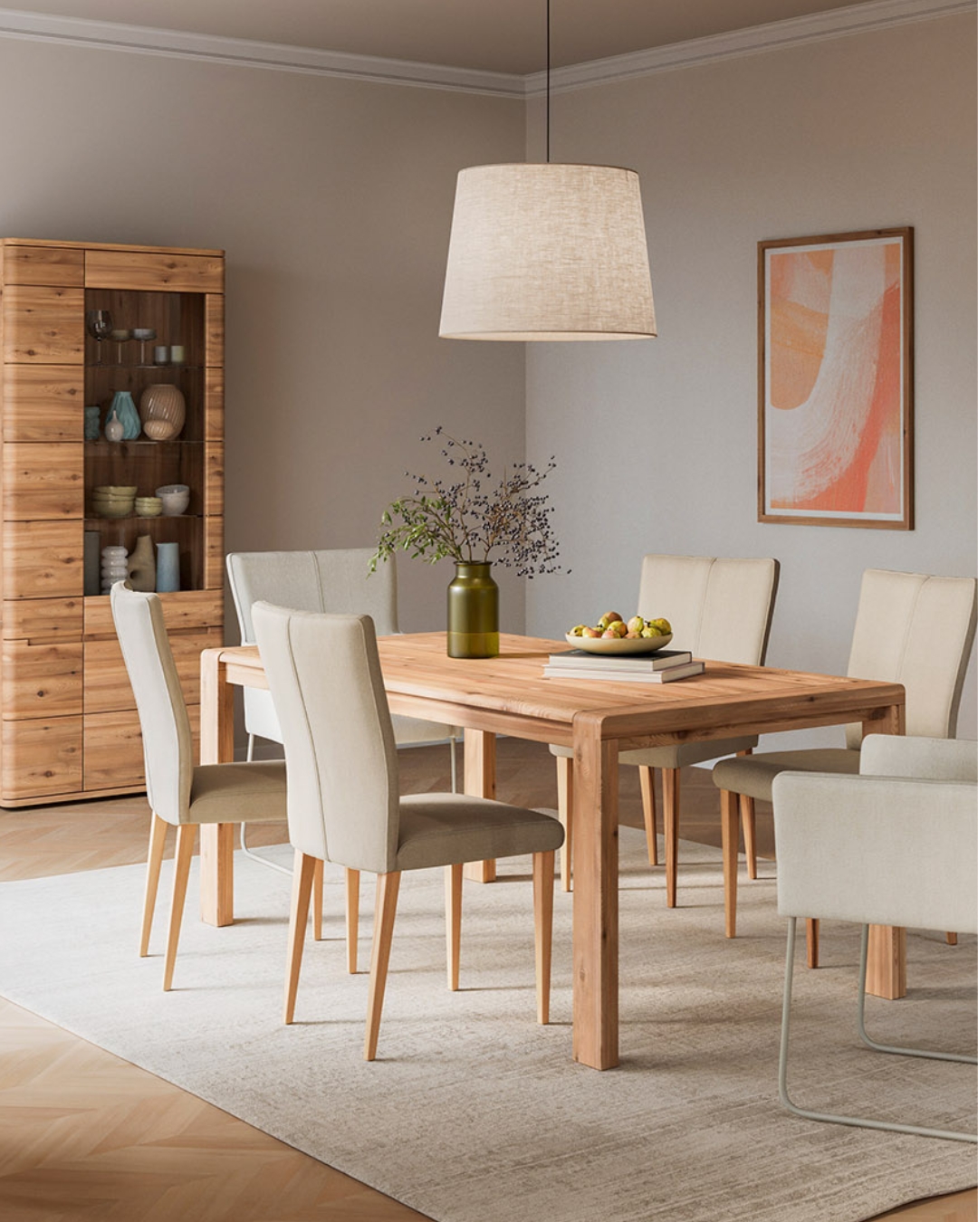 Holztisch mit sechs Stühlen in modernem Essbereich, dekoriert mit einer Vase und Obstschale, sanfte Beleuchtung.