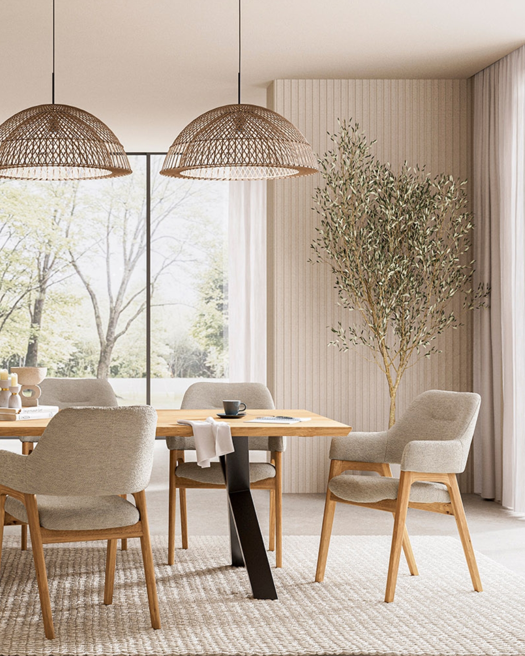 Modernes Esszimmer mit Holzstühlen, einem Tisch und großen Fenstern, die auf einen Gartenblick hinausgehen.